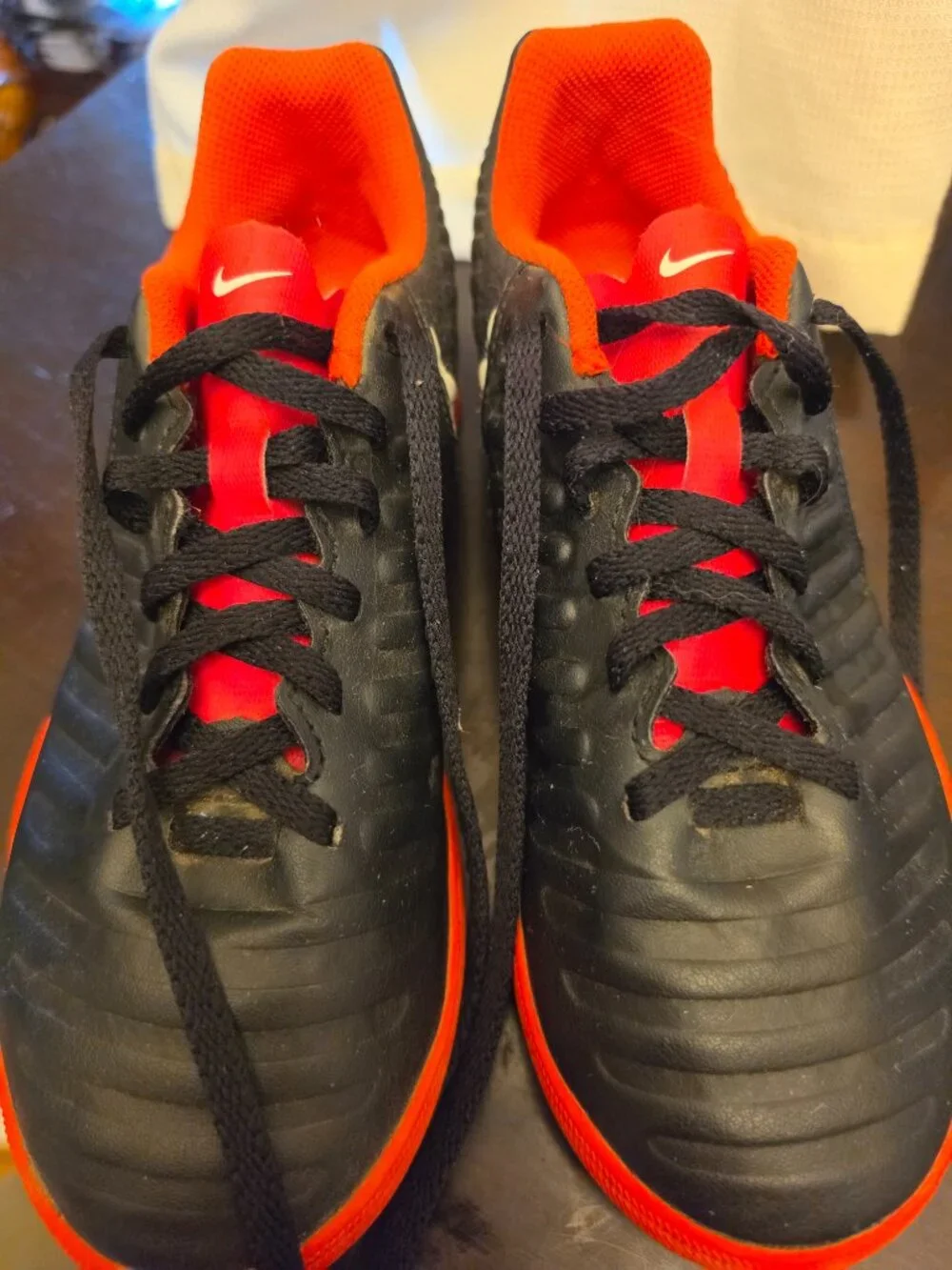 Nike 4.5Y indoor soccer Cleats Tiempo Legend 7 AH7260-006 Black & Red